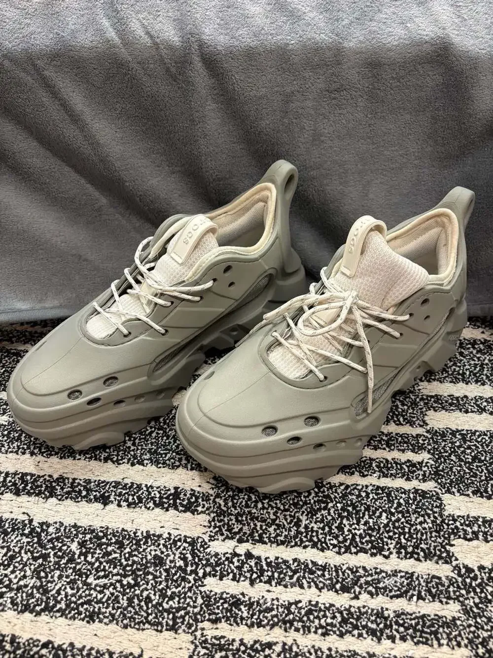 Mens 8/womens 10 Crocs Nova Trek Sneakers streetwear Y2K very nice!